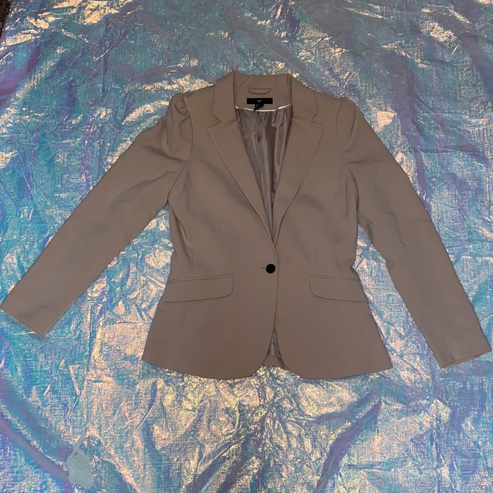 Blush colored H&M blazer with button